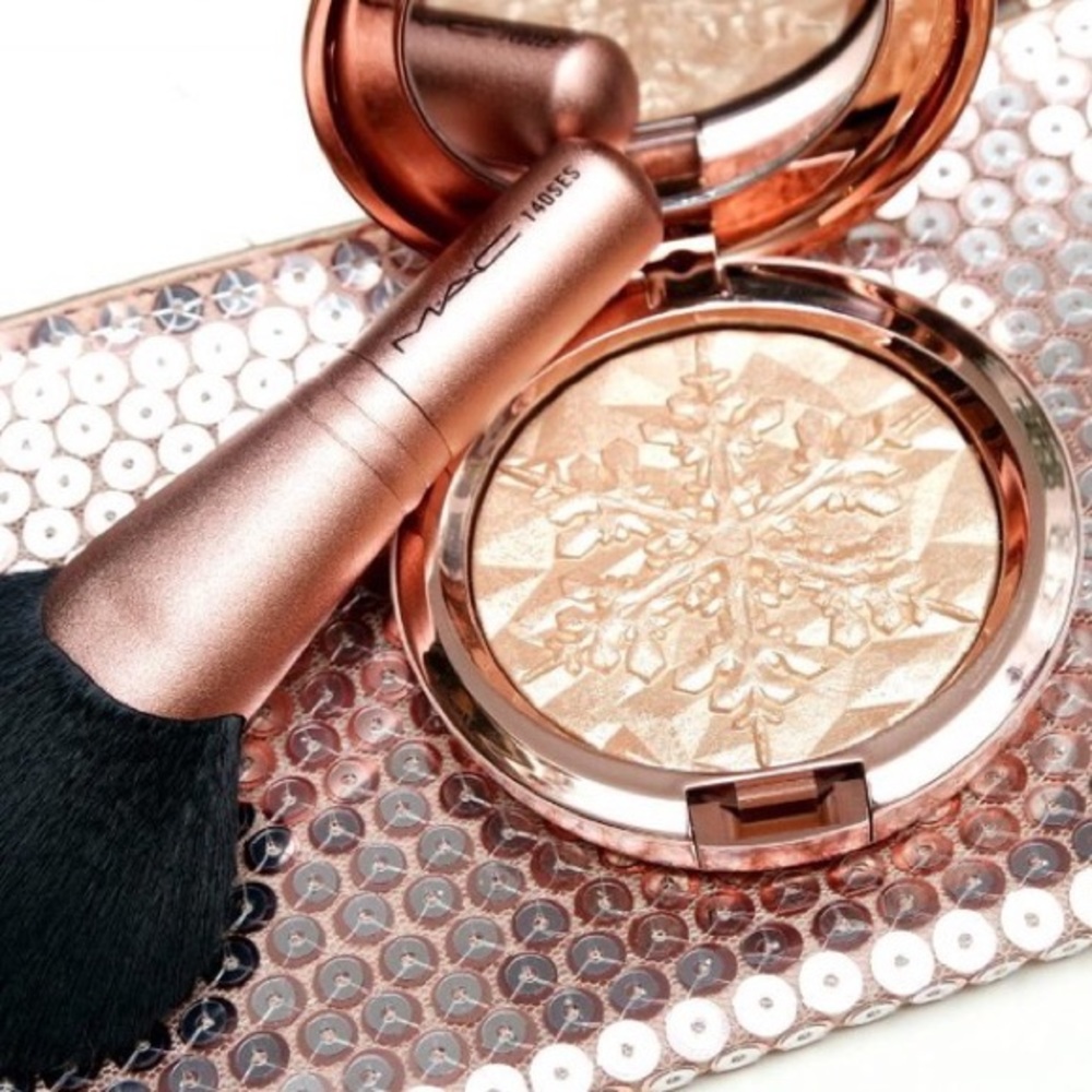 LE MAC Cosmetics Snowball Face Bag in Gold